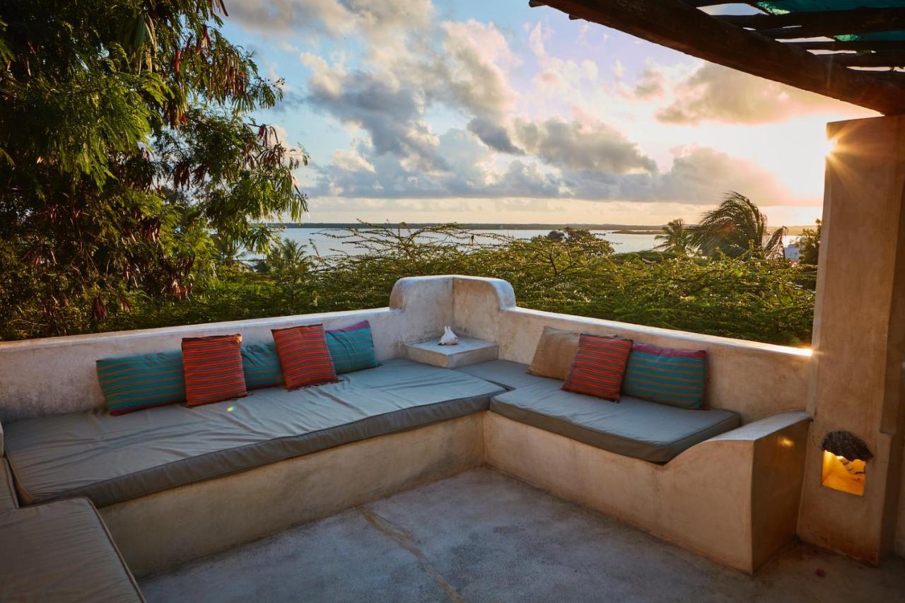 Banana House&wellness Centre *